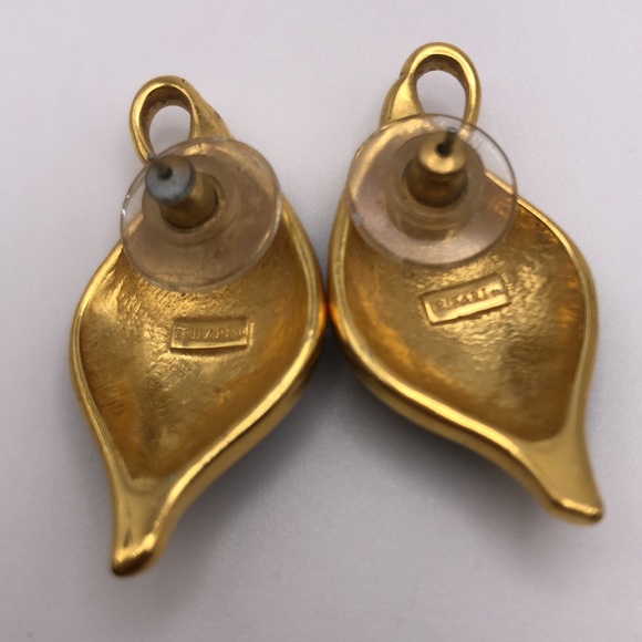 VTG Elegant  Trifari Studs Earrings Gold Tone, Navy Blue Enamel Leaf shape - Picture 2 of 6